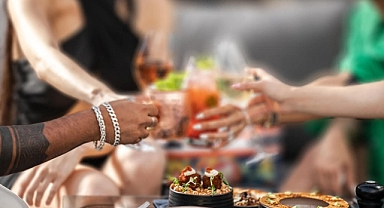 Restoranda doğum günü yemeğinde müşteriye çirkin ifadeler: 15 dolarlık 'delik' ücreti!