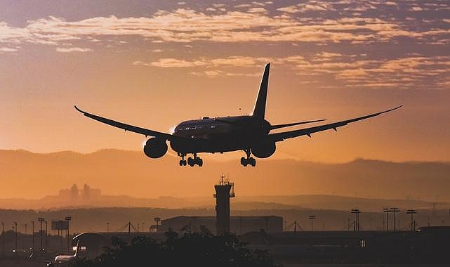 Uçakta 'ishal' alarmı: Acil iniş yaptı, çok sayıda yolcu hastaneye kaldırıldı