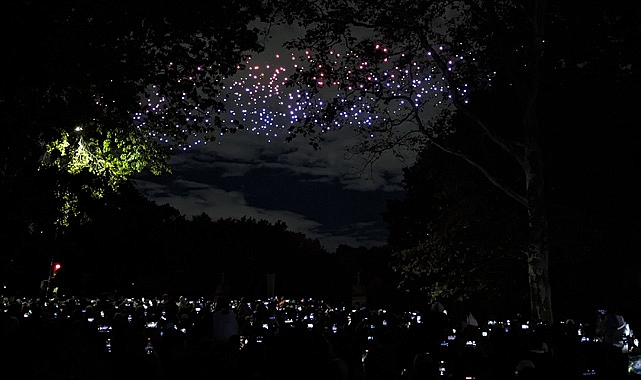 Binin üzerinde drone Central Park'ı aydınlattı: Görsel şölen nefes kesti