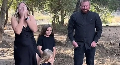 Cinsiyet partisinde ilginç anlar! Yine kız çocuğuna hamile olduğunu öğrenince gözyaşlarını tutamadı