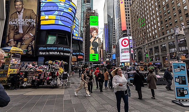 'Cumhuriyet'in Divası' Müzeyyen Senar, New York Times Meydanı'nda