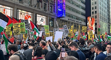 Filistinliler Sloganlar Eşliğinde Protesto Yaptı!