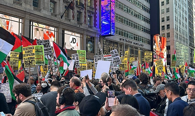 Filistinliler Sloganlar Eşliğinde Protesto Yaptı!