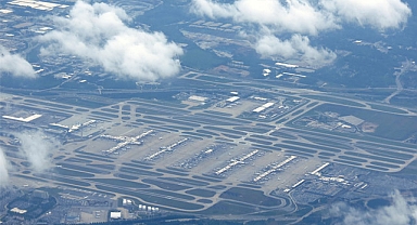 Havalimanında korku dolu anlar! Bıçaklı kadın saldırgan 3 kişiyi yaraladı!