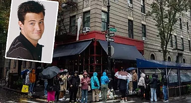Hayranları Matthew Perry'i andı: West Village önüne çiçek bıraktılar