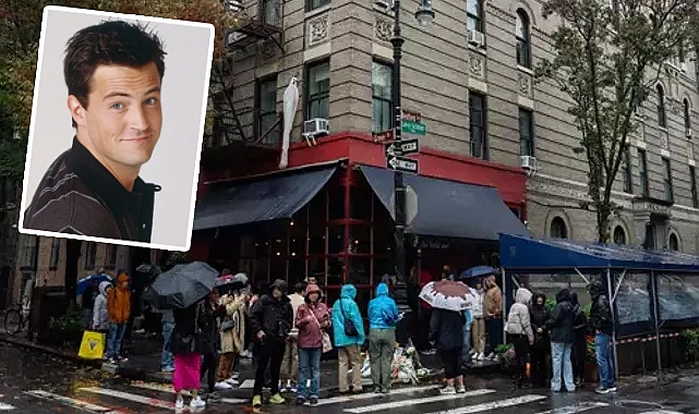 Hayranları Matthew Perry'i andı: West Village önüne çiçek bıraktılar