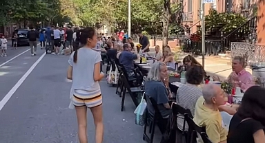 Her Kesimi Bir Araya Getiren Büyük Masa