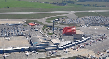 Londra'da korkutan havalimanı yangını! Yüzlerce araç zarar gördü, uçuşlar iptal edildi