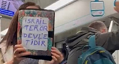Marmaray'da İsrail protestosu! Kadın yolcu pankartla dolaştı