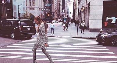 Ünlü oyuncu Meryem Uzerli'nin New York pozları olay oldu, yüzündeki şişlikler dikkatlerden kaçmadı