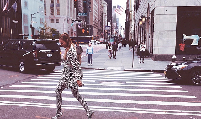 Ünlü oyuncu Meryem Uzerli'nin New York pozları olay oldu, yüzündeki şişlikler dikkatlerden kaçmadı