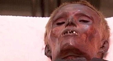 Mumyalanmış adam 128 yıl sonra toprağa veriliyor!