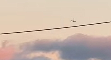 Uçak evin çatısına düştü: 2 yolcu hayatını kaybetti