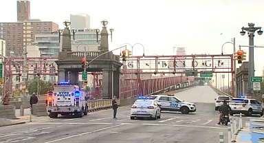 Williamsburg Köprüsü'ne tırmandı! Trafiği durdurdu!