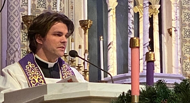 18 yaşındaki kızla evlenip İtalya'ya kaçan rahip görevinden uzaklaştırıldı!