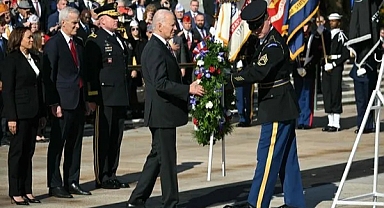 ABD Başkanı Biden, yine ne yapacağını unuttu: Askerin yönlendirmesi ile yerine geçti!