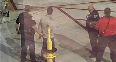 Acil çıkış kapısından piste atladı: Havalimanına ait kamyonu çalmaya çalıştı!