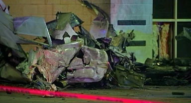 Alışveriş merkezinin önüne uçak düştü! Pilot hayatını kaybetti