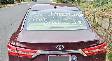 Amerikalı kadın arabasının arkasına 'Özgür Filistin' yazdı