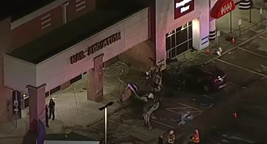 Avm'nin önüne düşen uçağın pilotu hayatını kaybetti