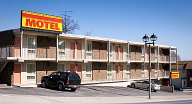 Bir motele izinsiz giren 19 kişi tutuklandı!