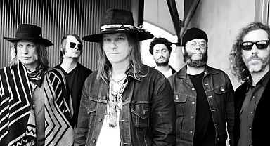 Brian Jonestown Massacre grup üyeleri sahnede kavga etti