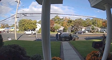 Demokrat parti adayı rakibinin pankartını söktürdü!