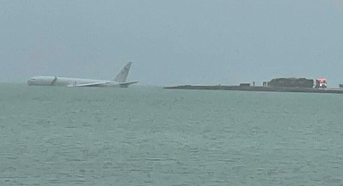 Hawaii'de askeri uçak pistten çıkarak denize çakıldı: 9 personel yara almadan kurtarıldı
