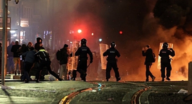 İrlanda'da bıçaklı saldırıda üçü çocuk beş yaralı: Sokaklar karıştı, polisle halk arasında çatışma çıktı