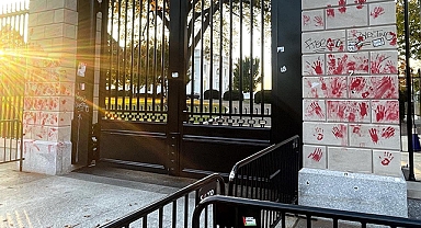 İsrail karşıtı göstericiler Beyaz Saray'ın duvarlarını boyadı