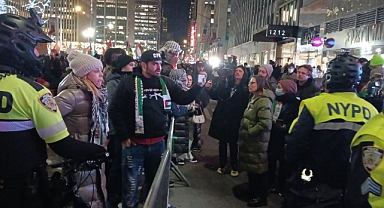 Noel Ağacı Işıklandırma Töreninde Filistin protestosu!