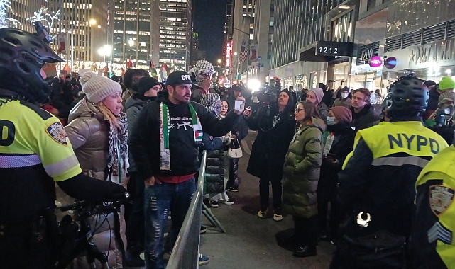 Noel Ağacı Işıklandırma Töreninde Filistin protestosu!