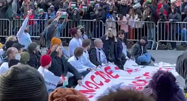 Şükran Günü Geçit Töreninde Gazze'ye destek eylemi: Polis müdahale etti