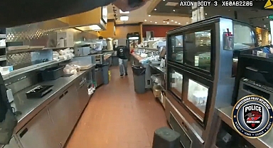 Tennessee'deki korkunç saldırı kameralara yansıdı: Elindeki bıçaklarla polise saldırdı! 