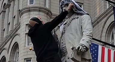 Washington'da Filistin'e destek yürüyüşü: Franklin heykeline Filistin kefiyesi takıldı