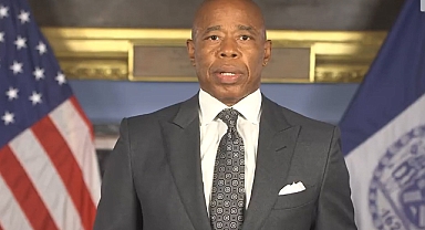 Yolsuzluk soruşturmalarına karşı Adams'tan hamle: Yasal savunma fonu