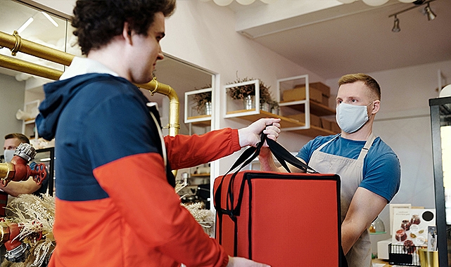 ABD'ye artan göç piyasaları olumsuz etkiliyor: GrubHub ve Doordash çalışanlarından tepki!