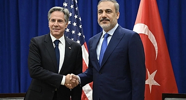 İki Dışişleri Bakanı bir araya geldi: Arkalarındaki tablo merak konusu oldu