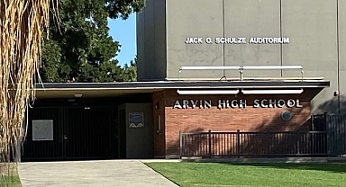 Lisede çalışan güvenlik görevlisinden pes dedirten hareket!