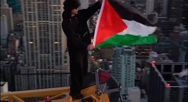 New York'ta Gazze'ye destek eylemi: Bir vincin tepesine tırmanıp Filistin bayrağı açtı