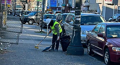 Paterson'da çöp sorunu devam ediyor: Temizlik işçisinin umursamaz hareketleri tepki çekti