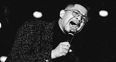 Sahnede şarkı söylerken kalp krizi geçirdi: O anlar kameralara yansıdı