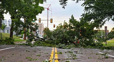 Şiddetli fırtına sonucunda 3 kişi hayatını kaybetti: 600 bin kişi elektriksiz kaldı
