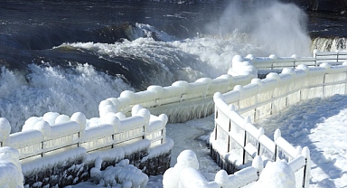 ABD'de Paterson Şelaleleri aşırı soğuklardan kısmen dondu