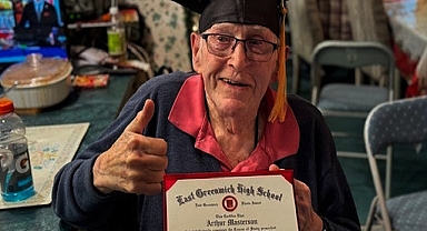 Eğitimini bırakarak II. Dünya Savaşı'na katılmıştı: 96 Yaşında lise diplomasını aldı