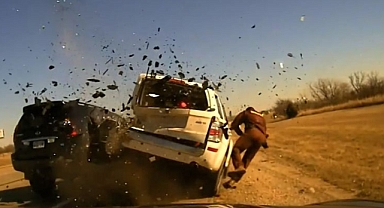 Oklahoma otobanında kaza: Polis ve iki sürücü hastaneye kaldırıldı