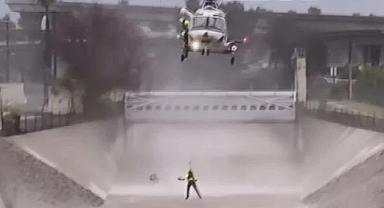 ABD'de köpeğinin peşinden su kanalına atlayan kişi helikopterle kurtarıldı