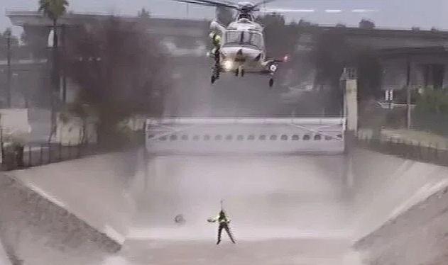 ABD'de köpeğinin peşinden su kanalına atlayan kişi helikopterle kurtarıldı
