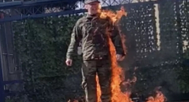 ABD'li asker, İsrail Büyükelçiliği önünde kendini ateşe verdi