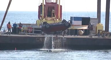 Aracını kasıtlı olarak okyanusa sürdü: Cansız bedeni çıkarıldı